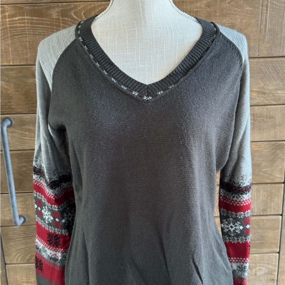 Natural Reflections Grey V-Neck Sweater. Size L